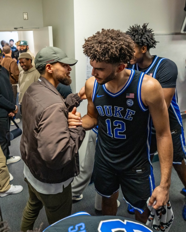 九游游戏-库里父子探访杜克男篮更衣室！斯蒂芬与热门秀卡梅隆·布泽尔同框
